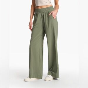 Vuori Villa wideleg pants - pistachio